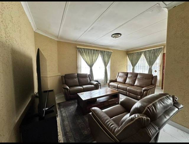 3 BEDROOM HOUSE FOR SALE IN SOUTH HILLS